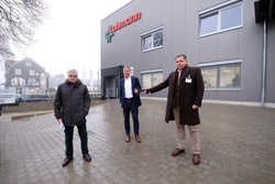 1000 m2 große Investition in die Zukunft: Einweihung der neuen Werkshalle für das Kompetenzzentrum Stanzen in Remscheid